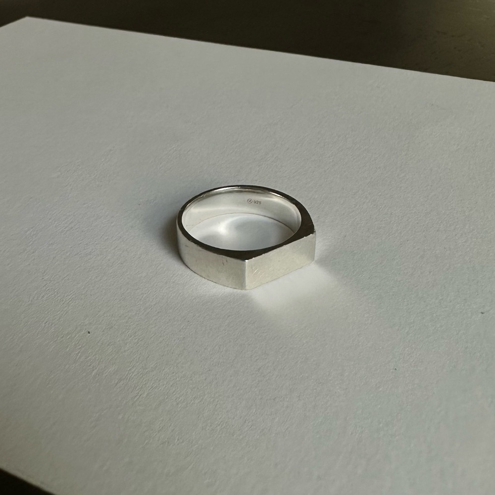 Mejuri Slim Rectangular Signet Ring
Material: Brushed Sterling Silver
Size: 10